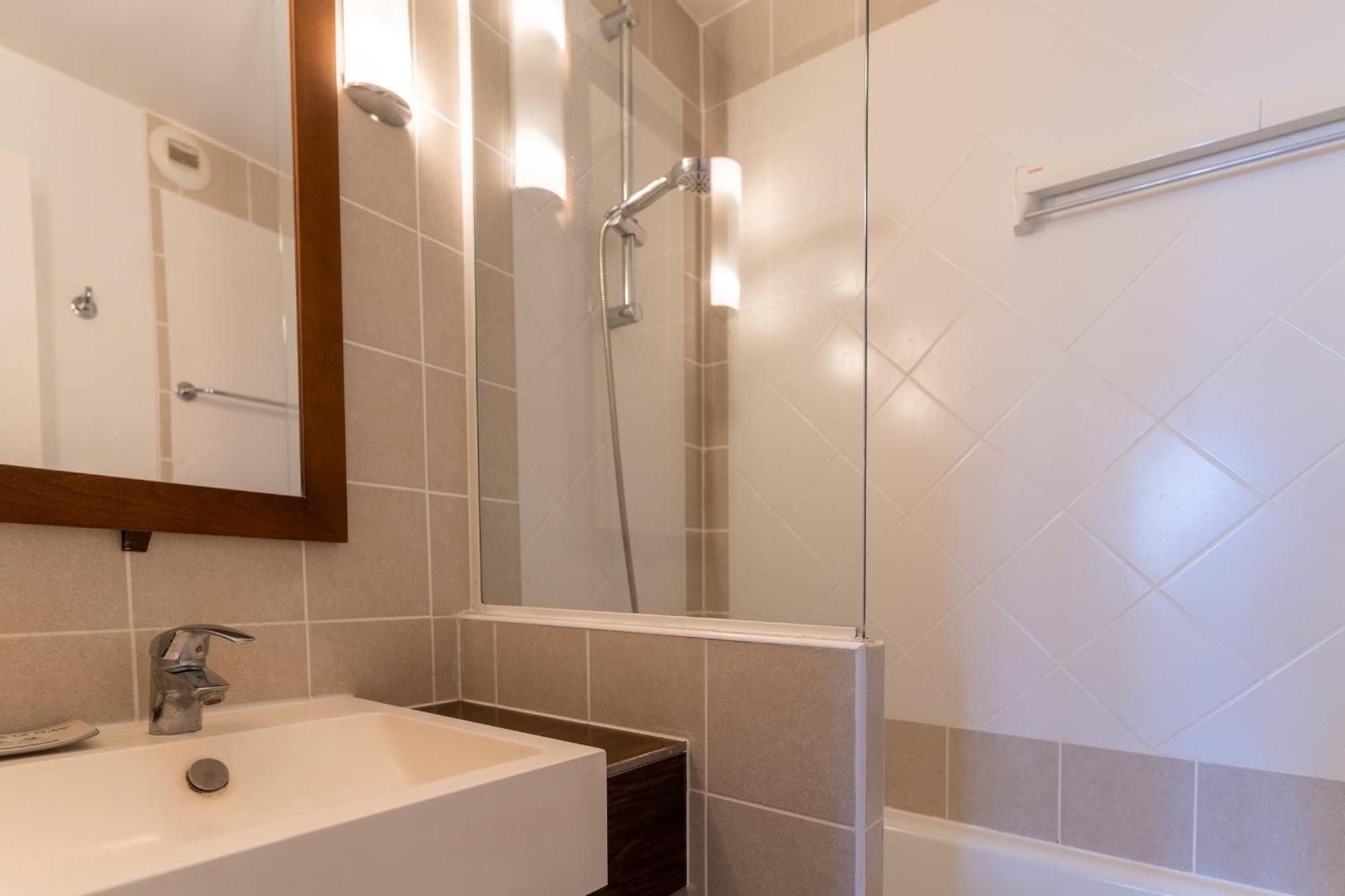 6-person Flat With Swimming Pool Tennis Court And Car Park 157 Apartment *