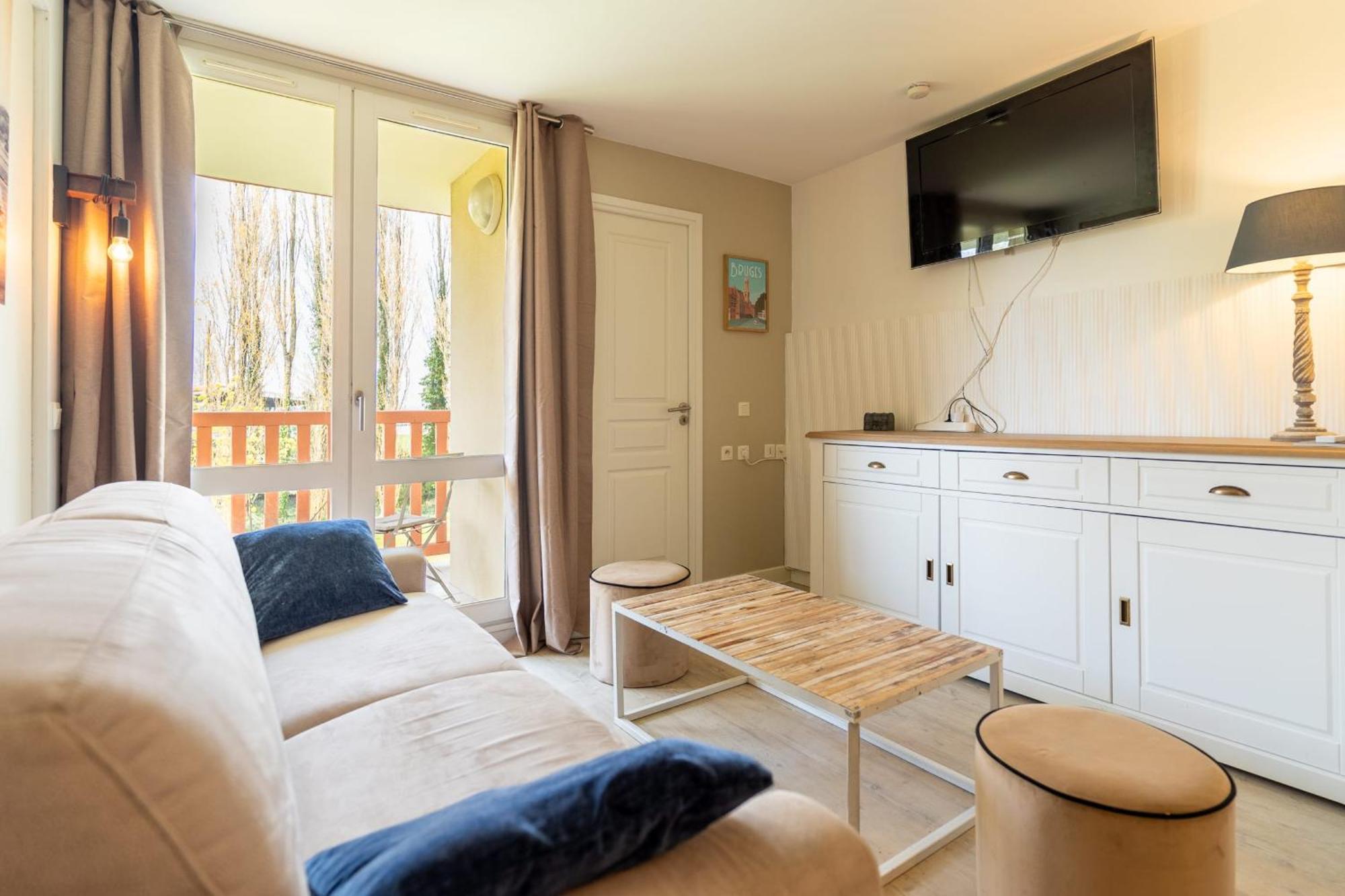 6-person Flat With Swimming Pool Tennis Court And Car Park 157 *
