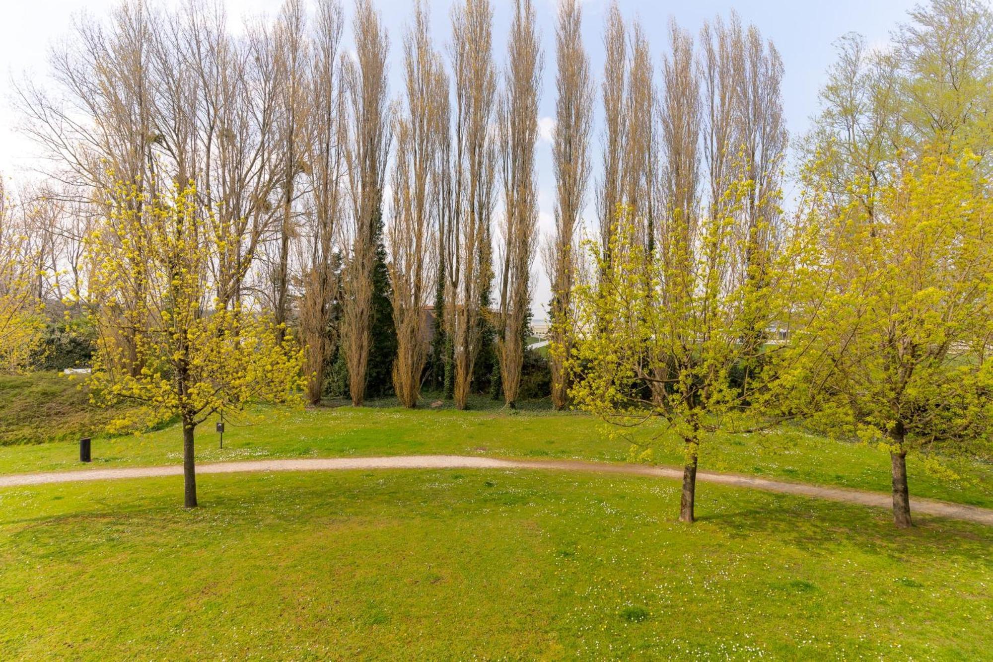 Apartment 6-person Flat With Swimming Pool Tennis Court And Car Park 157